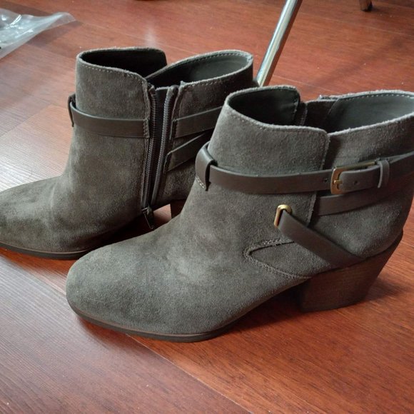Crown Vintage Gabiann Suede Block Heel Booties - Picture 8 of 9